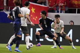 尽管字母哥依旧维持着巅峰状态（场均能砍下30.2分、抢下12.0个篮板以及送出6.0次助攻，命中率高达60%）.